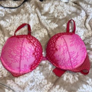 Victoria’s Secret bombshell PLUNGE 36 C